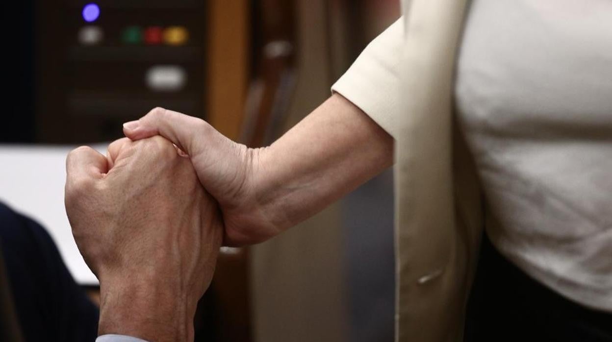 Pedro Sánchez estrecha la mano de Adriana Lastra tras una de las intervenciones de ésta desde la tribuna de oradores el miércoles