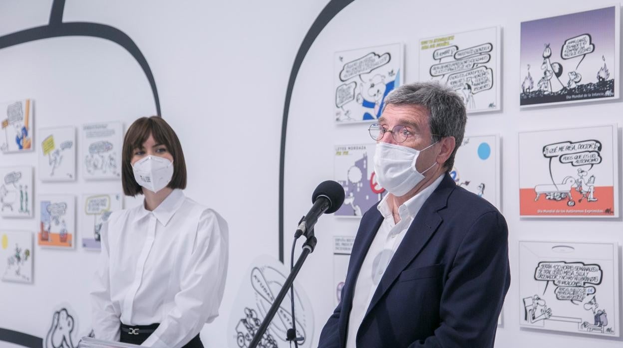 La alcaldesa de Gandia, Diana Morant, y el presidente de la Autoridad Portuaria de Valencia, Aurelio Martínez, junto a las viñetas de Forges