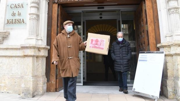 Entregan en el Arzobispado de Burgos 55.000 firmas contra las nuevas puertas de Antonio López en la Catedral