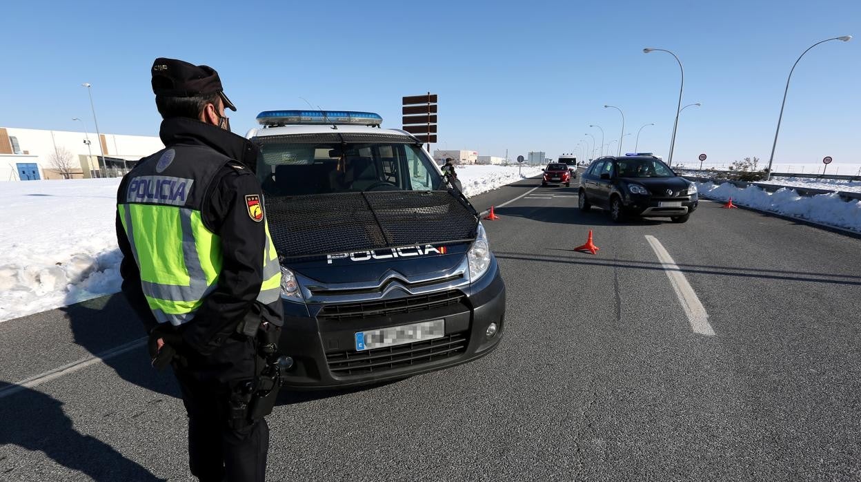 Control policial a las afueras de la ciudad de Toledo