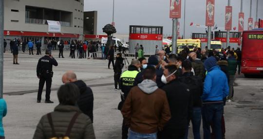 Una fila de personas citadas para vacunarse en el Estadio Wanda Metropolitano esperan su turno