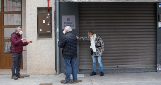 Un bar con la persiana bajada este viernes, en Guitiriz (Lugo)