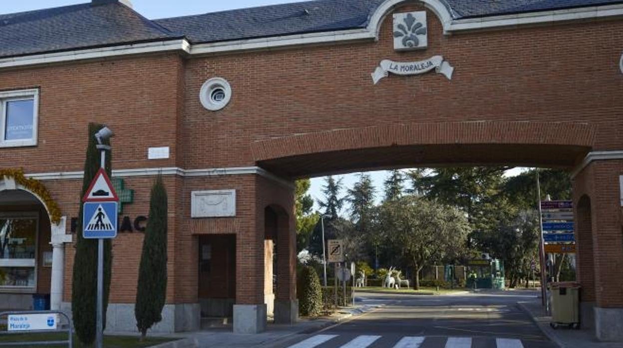 La entrada a la urbanización de La Moraleja, prácticamente vacía durante las restricciones