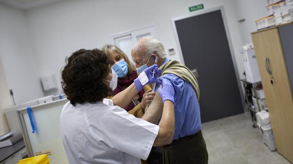 Un octogenario recibe una vacuna en el centro de salud Andrés Mellado, en Madrid capital