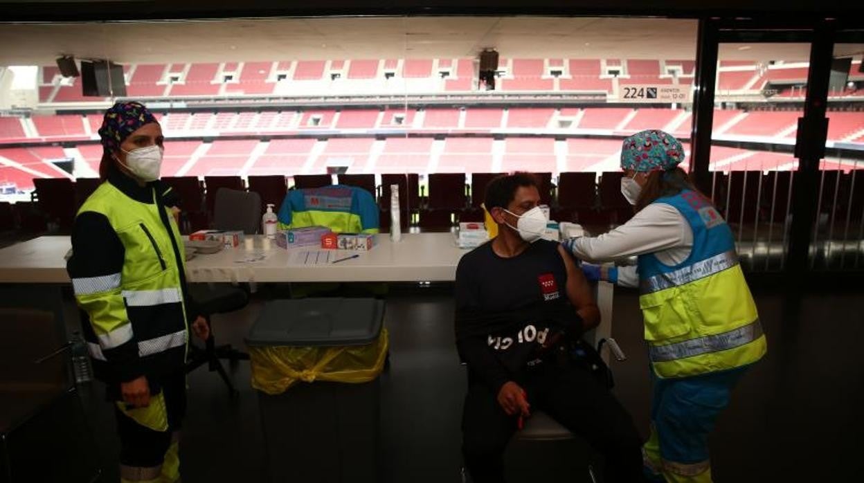 Sanitarias del Summa 112 vacunan a un miembro de la policía en el Estadio Wanda Metropolitano