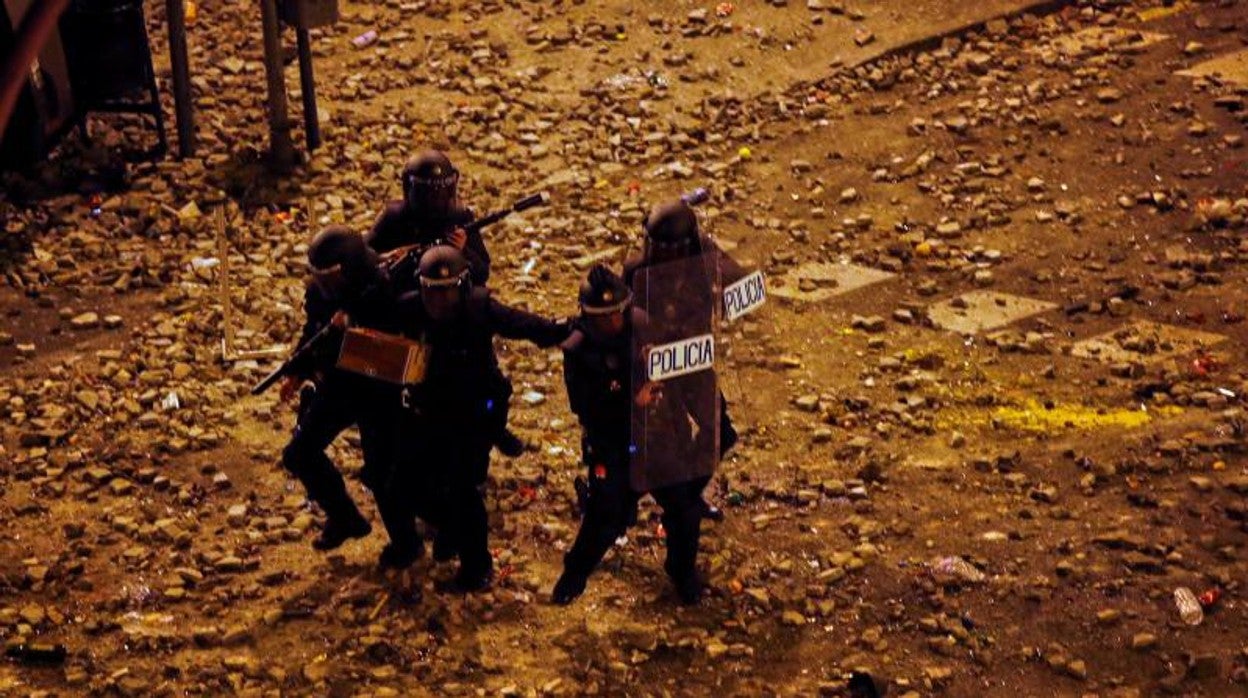 Varios antidisturbios durante los altercados de octubre de 2019 en Barcelona