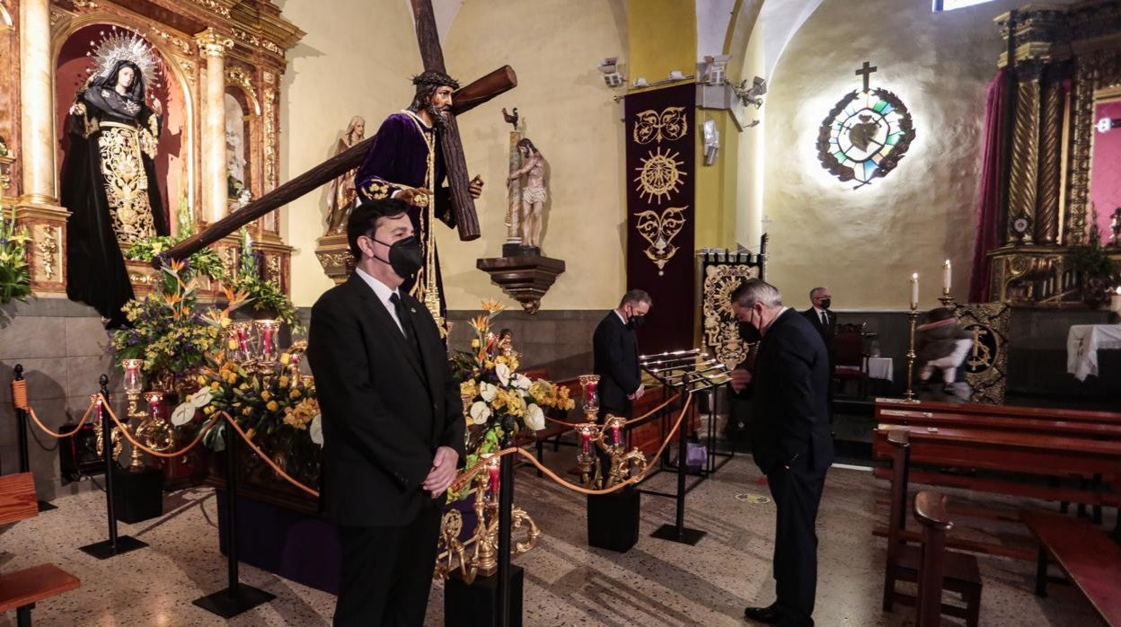 La Cofradía del Dulce Nombre de Jesús El Nazareno de León sustituye su tradicional besapié por una reverencia ante la talla