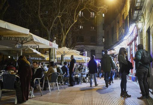 Bares en la plaza de Olavide, donde los vecinos se quejan del ruido