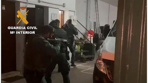 Siete detenidos y dos toneladas de hachís incautadas en dos operaciones contra el narcotráfico