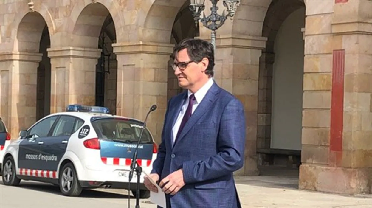 Salvador Illa, durante una rueda de prensa a las puertas del Parlamento de Cataluña, esta semana