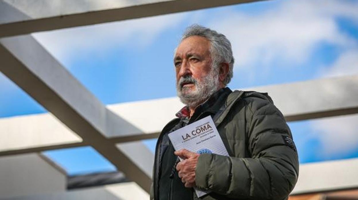 Jesús Omeñaca posa junto a su libro