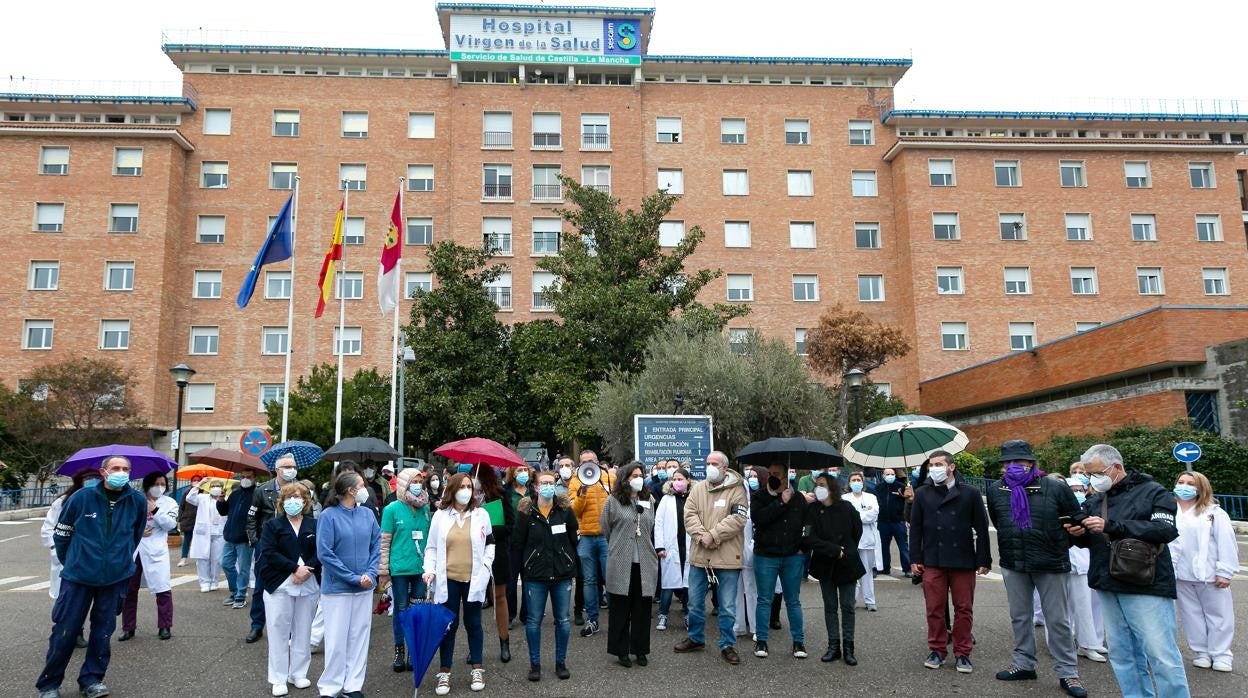 Concentración en la puerta del hospital Virgen de la Salud