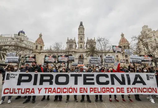 Imagen de la protesta del sector pirotécnico en la plaza del Ayuntamiento de Valencia