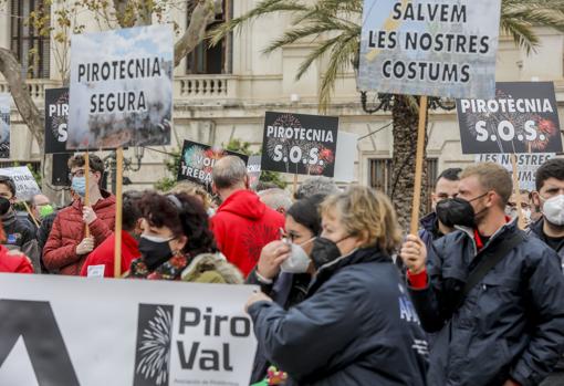 Imagen de la protesta del sector pirotécnico en la plaza del Ayuntamiento de Valencia