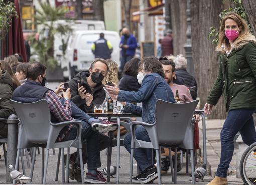 Imagen del ambiente este lunes en la terraza de un bar del centro de Valencia