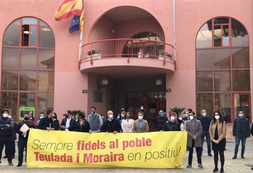 Imagen de la concentración del PSOE y Compromís en Teulada Moraira