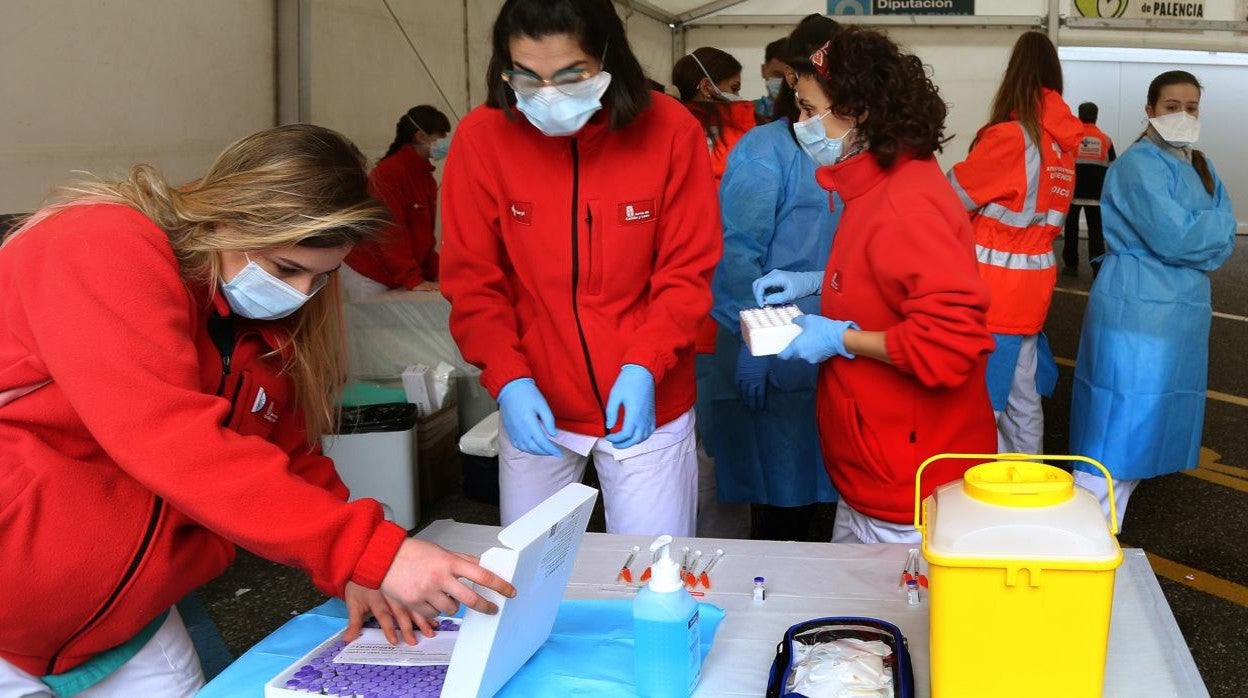 Labores de vacunación a mayores de 90 años en el centro de salud de La Puebla en Palencia en una imagen de archivo