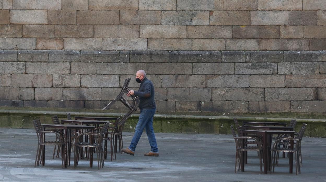 Cierre de una terraza en Santiago de Compostela por las restricciones del coronavirus