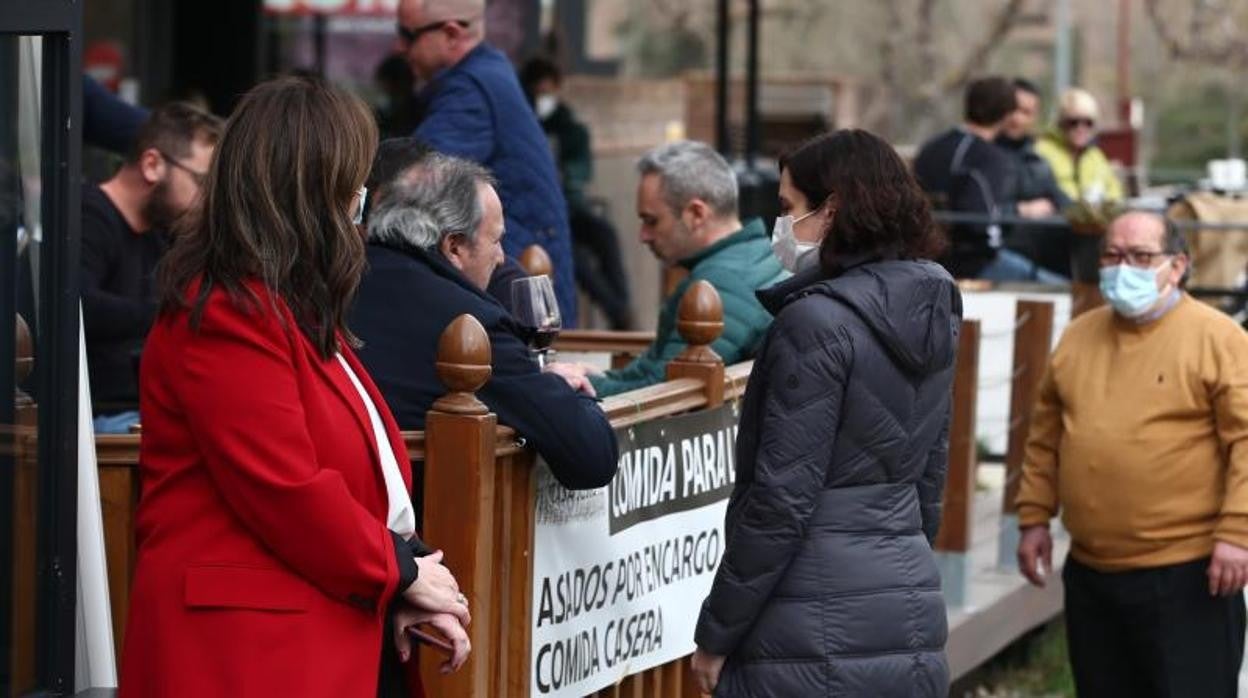 Díaz Ayuso, con la alcaldesa de Pozuelo, junto a una terraza del municipio