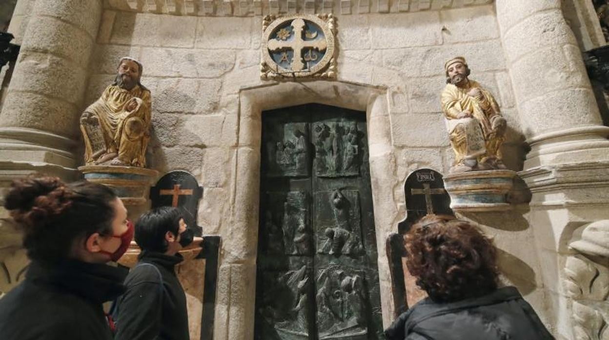 La puerta Santa de la catedral de Santiago, durante la presentación de los resultados de las obras de restauración del templo