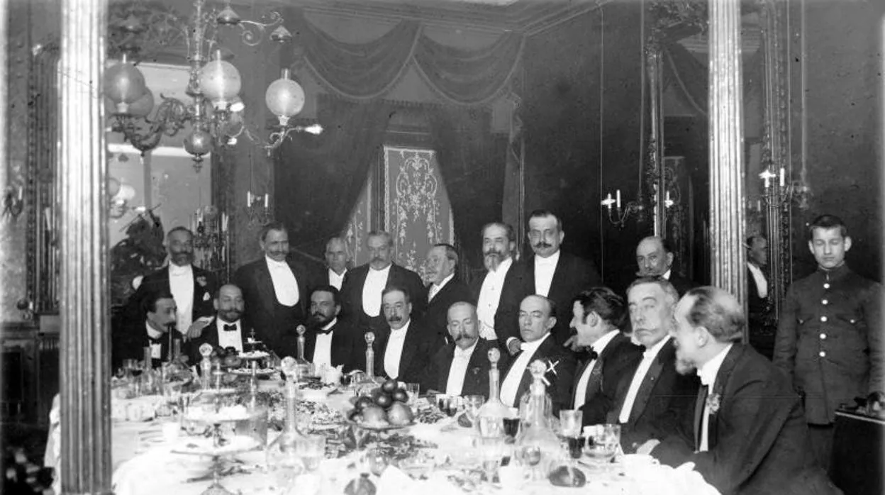 Banquete en honor de Belisario Roldán, político, orador, autor teatral y periodista argentino, en Lhardy, en enero de 1910