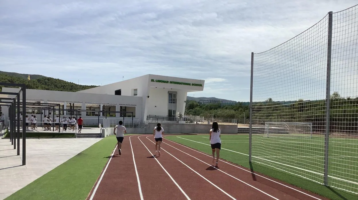 Alumnos de ELIS Murcia en las instalaciones deportivas