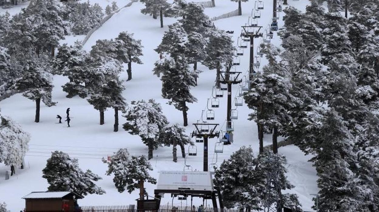 El Ejecutivo central no ha renovado la concesión de tres pistas y se reducirá el espacio esquiable en Navacerrada