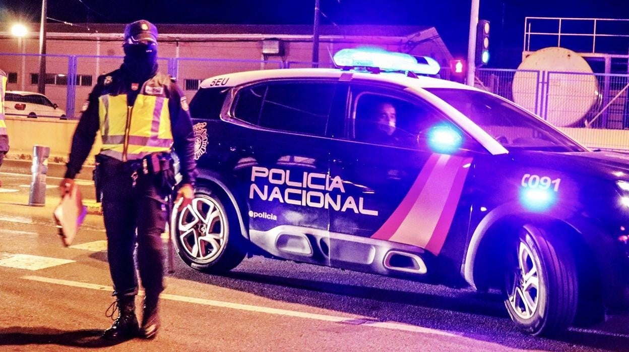 Una patrulla nocturna de la Policía Nacional en Alicante