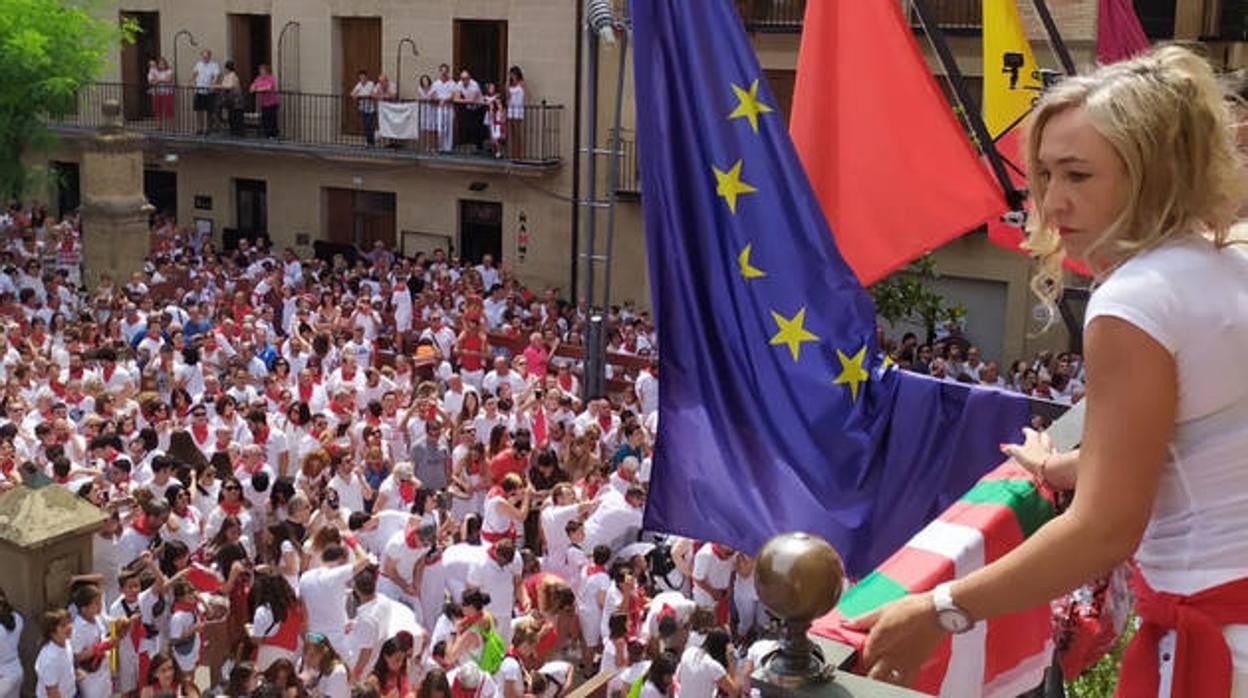 Imagen de los sucesos en el cohete de Viana con la colocación de la ikurriña en el balcón consstorial.