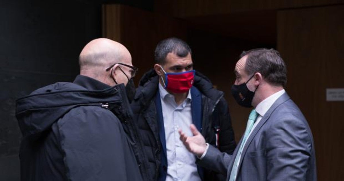 Javier García y Javier Esparza , de Navarra Suma, en un descanso del pleno del Parlamento de Navarra.