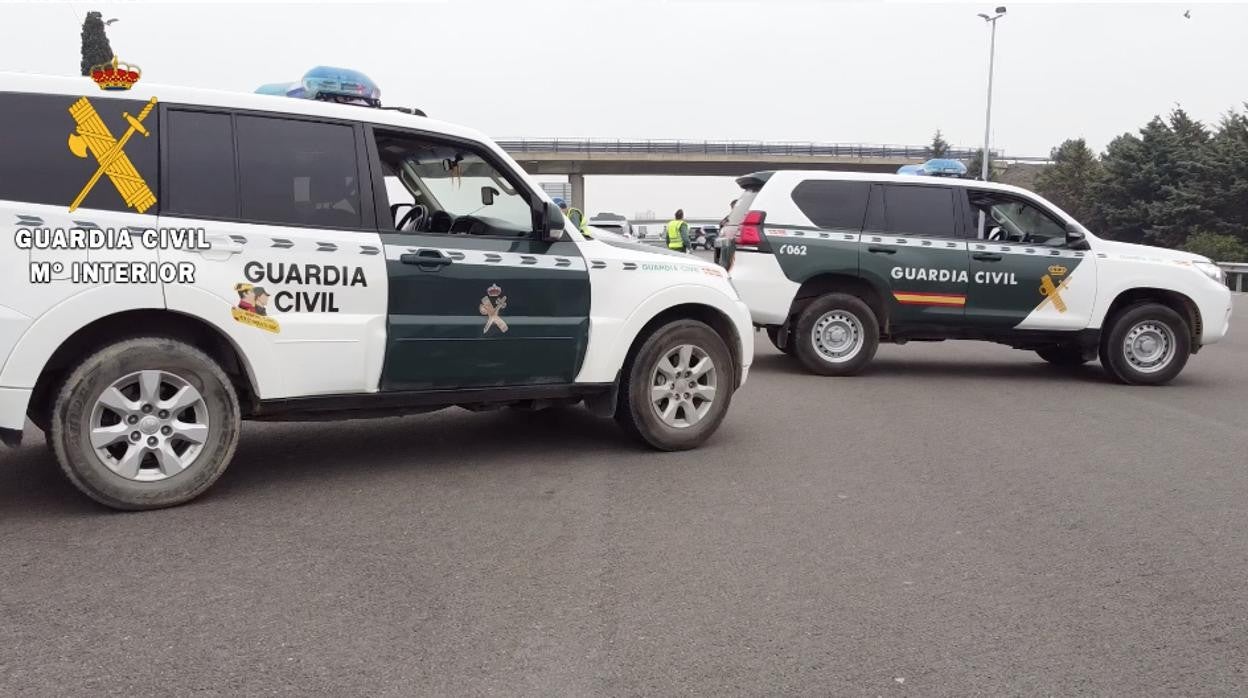 Patrullas de la Guardia Civil en un control de carreteras