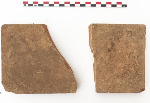 Las dos losetas encontradas en el interior del féretro