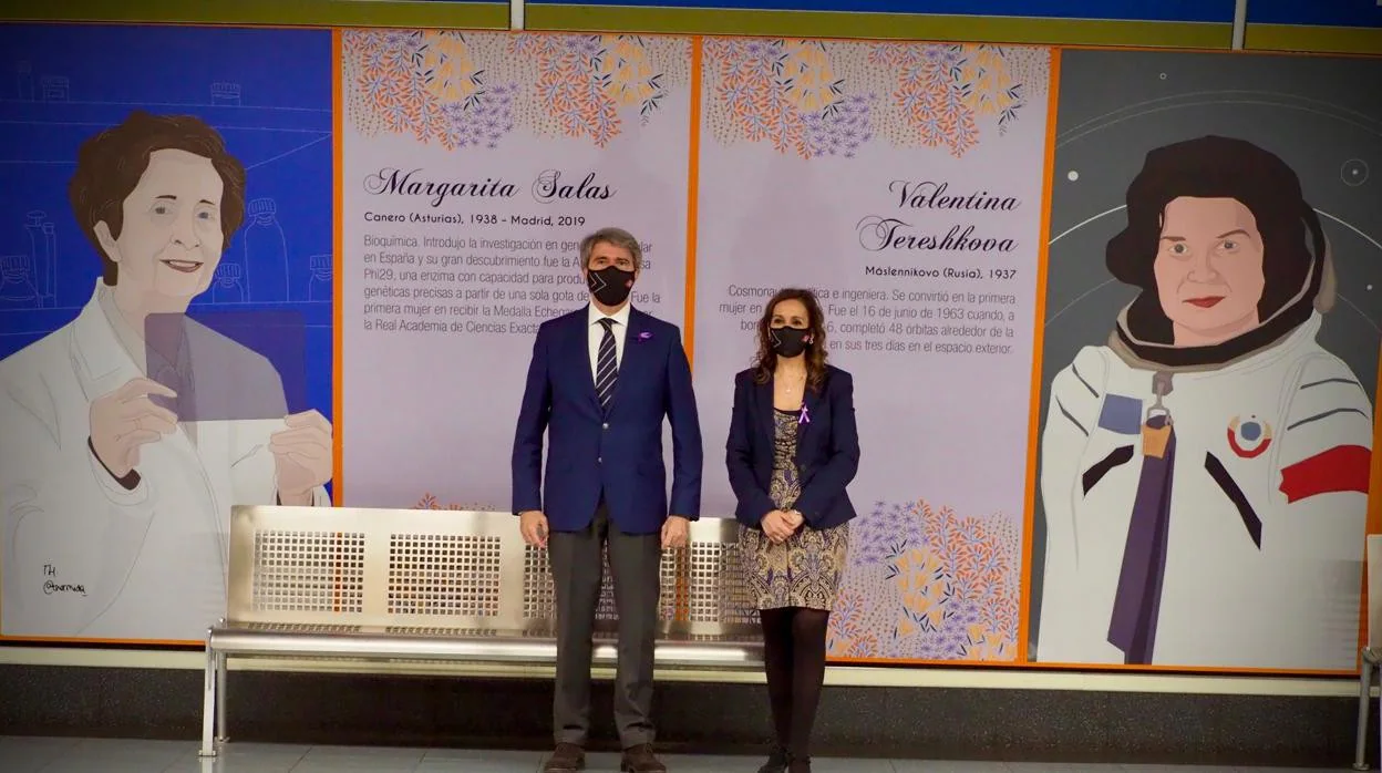 El presidente de Metro, Ángel Garrido, y su consejera-delegada, Silvia Roldán, con dos de los retratos en homenaje a la mujer instalados en los andenes