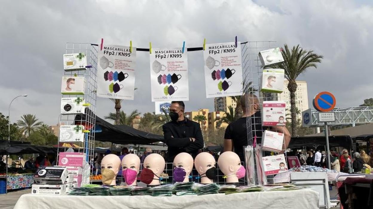 Un vendedor de mascarillas en un mercadillo de Alicante