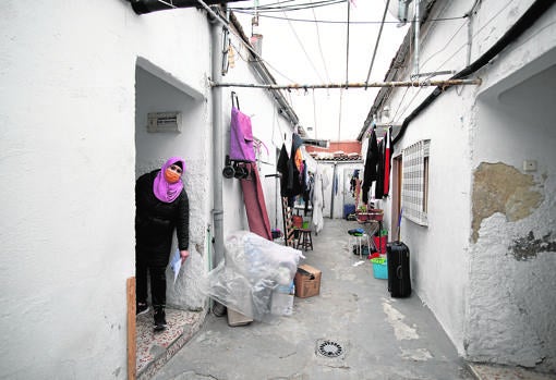 El patio interior de Peironcely, 10, donde los vecinos recogían ayer sus pertenencias