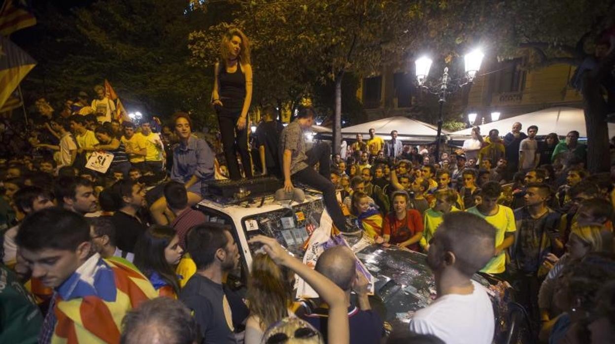 Unas 40.000 personas están congregadas en los alrededores de la sede de la consellería de Economía y Hacienda de la Generalitat, situada en la Rambla de Catalunya confluencia con la Gran Vía de Barcelona.