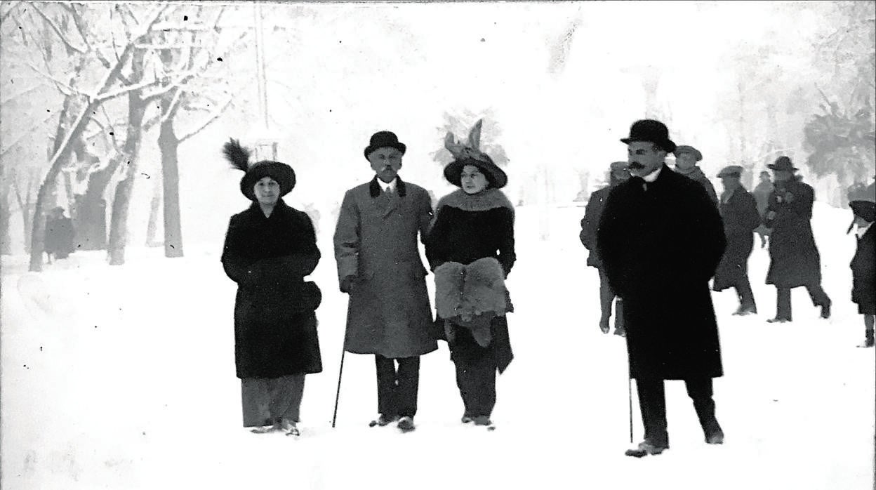 Fotografía de Eduardo Dato con sus hijas en El Retiro tomada durante una de las grandes nevadas que azotaron la capital en 1904 o 1907 –no está datada– y que dejó estampas similares a las vividas este año con la borrasca Filomena