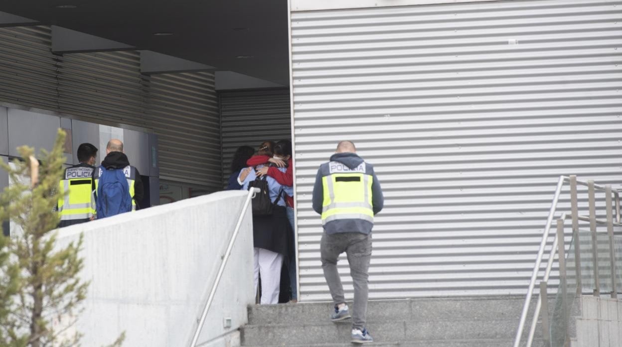 Agentes de la Policía Nacional llegan, ayer, al Hospital de Alcalá tras el crimen
