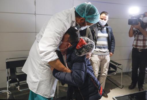 Imagen del doctor Cavadas junto a uno de sus pacientes tomada el pasado mes de diciembre