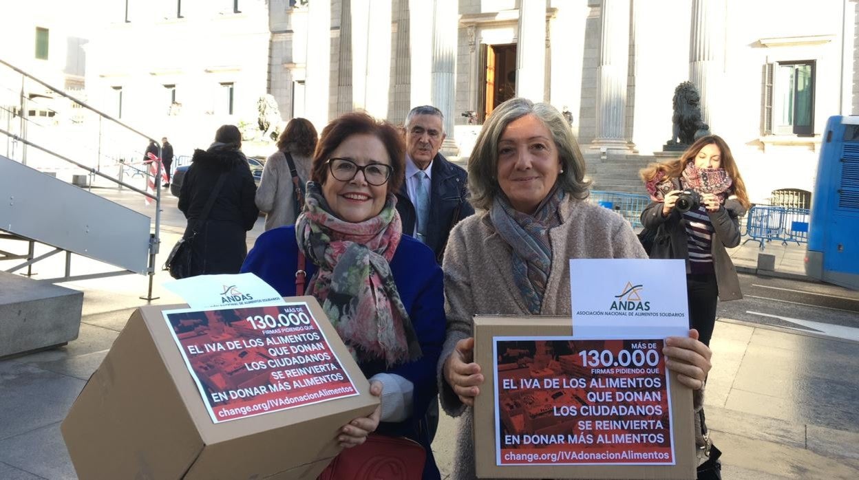 Representantes de Andas con la recogida de firmas para la iniciativa llevada al Congreso de los Diputados antes de la pandemia