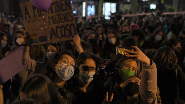 La pandemia no acalla las reivindicaciones feministas en Barcelona