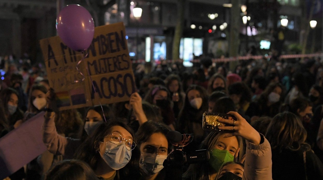 Un grupo de mujeres se fotografía en la manifestación del 8-M en Barcelona