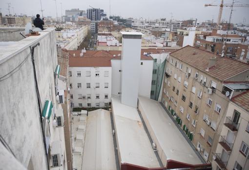 Chimenea de 25 metros instalada en el patio de vecinos de Prosperidad
