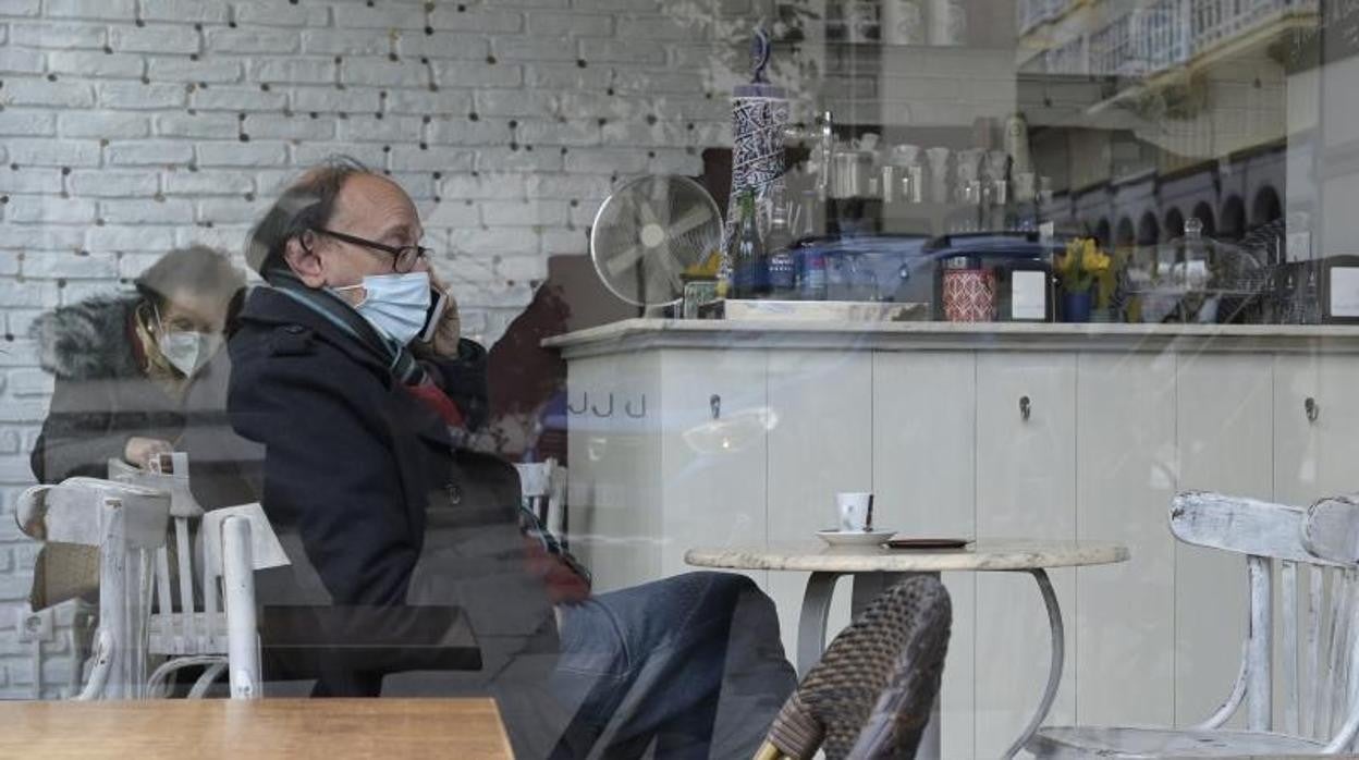 Un hombre en una cafetería de La Coruña en la reapertura de la hostelería en interiores