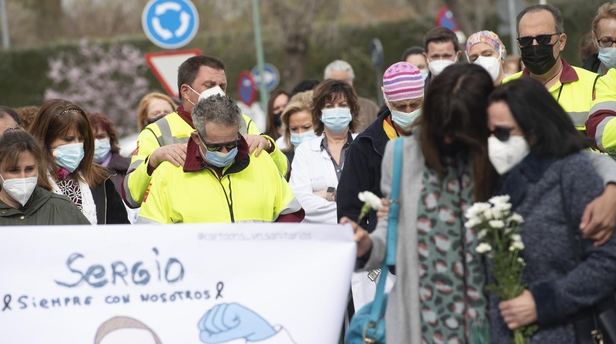 Los compañeros del enfermero asesinado guardan un minuto de silencio en su recuerdo