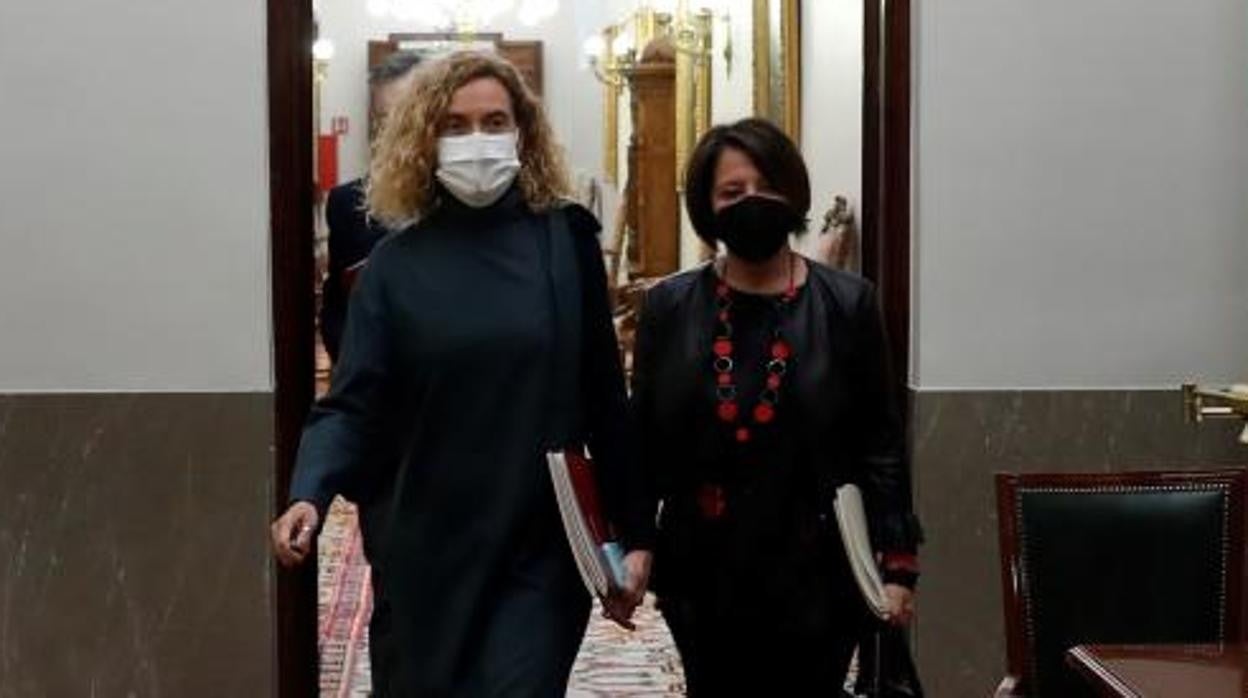 La presidenta del Congreso, Meritxell Batet, junto a la secretaria segunda, Sofía Hernanz