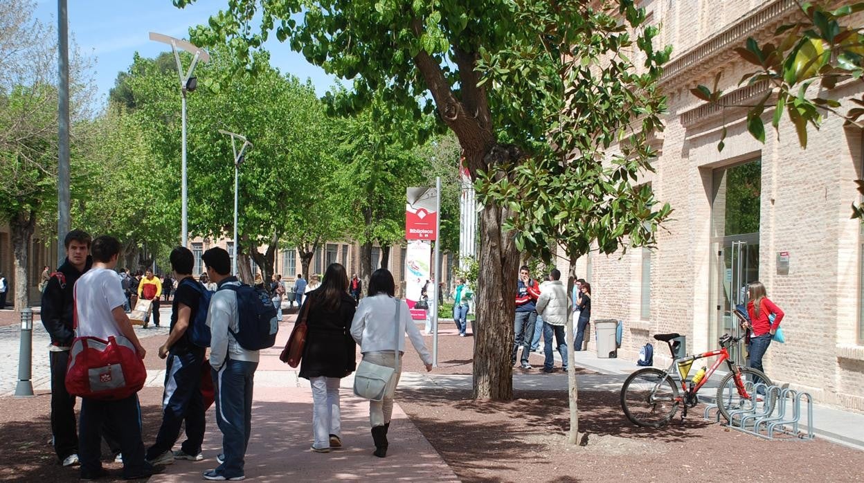 En la imagen de archivo, alumnos en el campus de Toledo