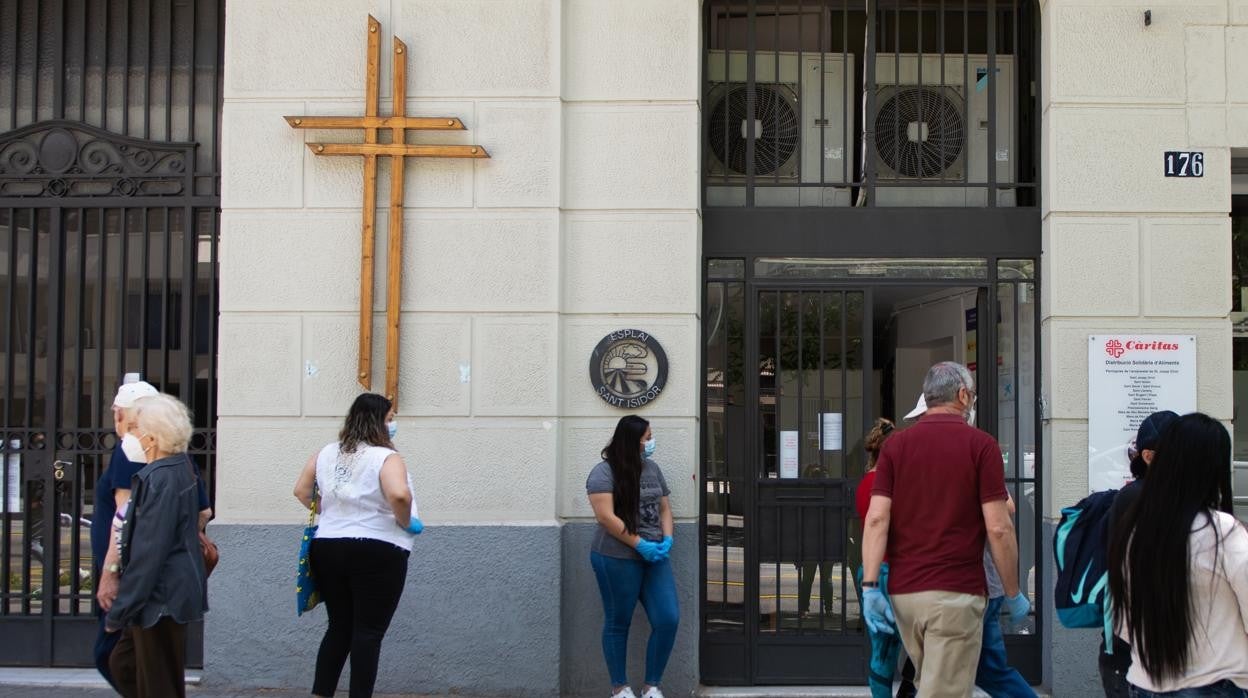 Cola de usuarios en la parroquia de Sant Isidor