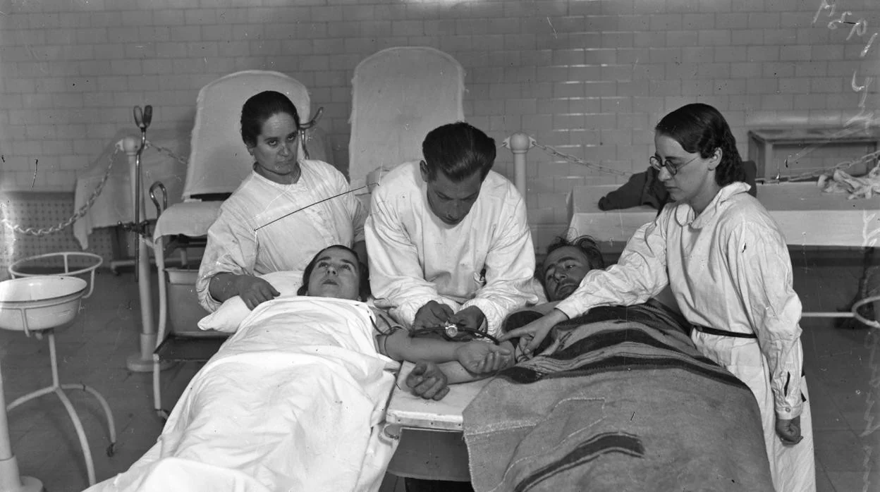 Enfermeras ayudando en la realización de transfusiones en 1937