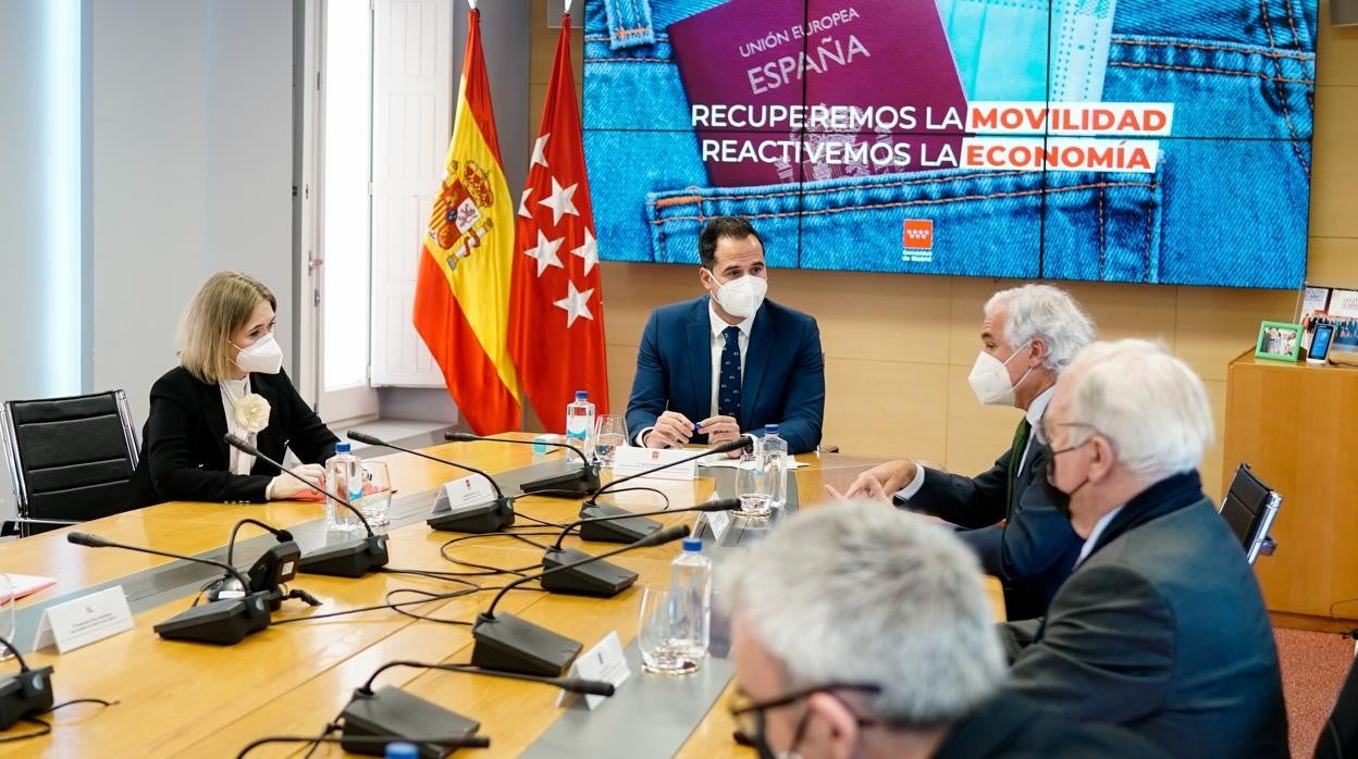 El vicepresidente Ignacio Aguado, junto al presidente de los empresarios, Miguel Garrido, y la consejera de Cultura y Turismo, Marta Rivera